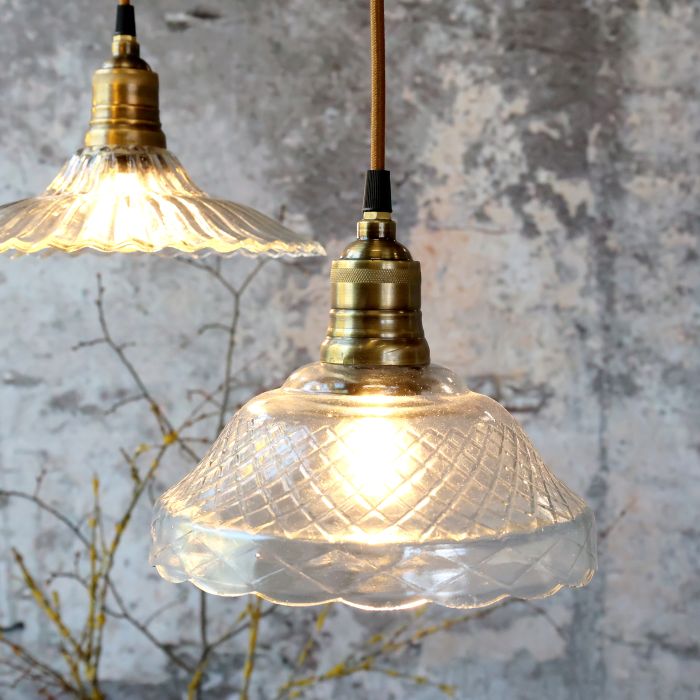 Taklampe med messingdetaljer